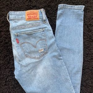 Woman’s light wash Levi’s